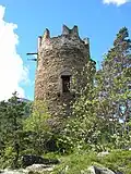 Der erhöhte Eingang zum Turm