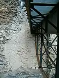 Stahlträger zum Tunnel mit Kennzeichnungen von Mauerrissen