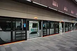 Vollverglaste Bahnsteigtüren aus dem frühen 21.&nbsp;Jahrhundert (Castle Hill, Sydney)