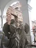 Statuen im zerstörten Schloss Eltz, 2007