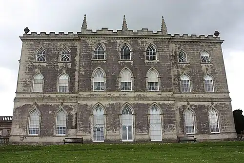 Neugotische Nordostfassade von Castle Ward, Juni 2011