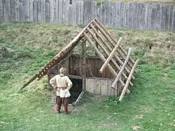 Rohbau eines Grubenhauses auf der Burginsel (2016).