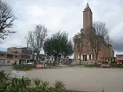 Hauptplatz des Dorfzentrums von Catambuco mit der Kirche Nuestra Señora de Guadalupe