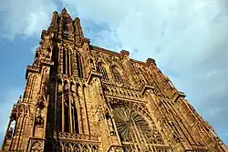 Straßburger Münster: prächtige Fassade mit waagerechtem Abschluss, Turm etwas später.