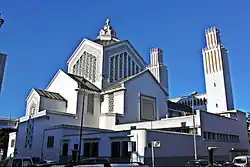 Die um 1920 im Stil des Art Déco errichtete Kathedrale von Rabat (Marokko) trägt eine Laterne auf dem Laternenturm