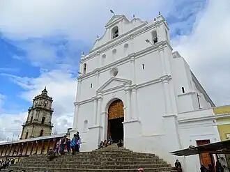 Santa Cruz del Quiché – Kathedrale und Turm des Gouverneurspalasts