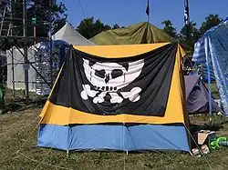 Zelt auf dem Chaos Communication Camp „mit Pesthörnchen“-Flagge