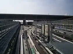 Doppelter Gleiswechsel an der Station Terminal 1