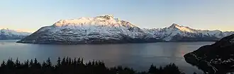 Bergmassiv des Cecil Peak im Winter