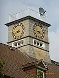 Dachreiter mit Dachterrasse und Zifferblättern auf einem Wirtschaftsgebäude der Seeckt-Kaserne, Celle