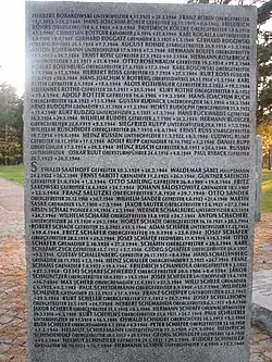 Namensliste der Gefallenen, Soldatenfriedhof in Toila, Estland, mit 1.500 deutschen und 600 estnischen Gefallenen des Zweiten Weltkrieges
