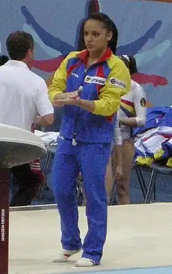 Cerasela Pătrașcu, bei den Weltmeisterschaften in der Sportgymnastik 2010, im Trainingsanzug in den Farben der Flagge Rumäniens