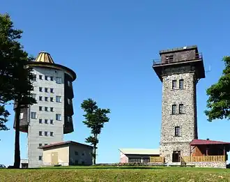 Die Türme auf dem Gipfel des Čerchov