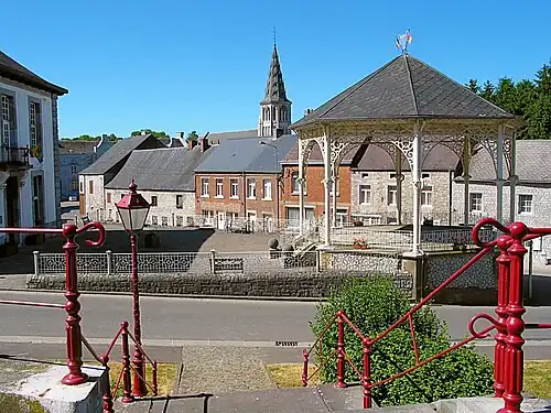 Rue du Moulin, der Musikpavillon und der Kirchturm im Hintergrund
