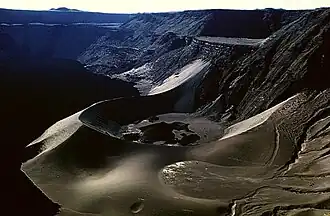 Ein Tuffkegel in der Gipfelcaldera
