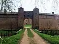 Tor und Wirtschaftsgebäude des Château de Genoud