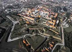 Cetatea Alba Carolina, Anfang des 18.&nbsp;Jh. auf und um dem Legionslager errichtet