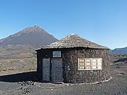 Funco aus dunklem, rauem Vulkangestein am Fuß des Berges Pico do Fogo.