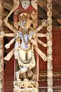 Krishna auf einem geschnitzten Strebepfeiler an der Westseite des Tempels