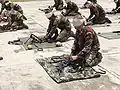 Waffendrill mit verbun­denen Augen beim 3. Infanterieregiment der Fremdenlegion