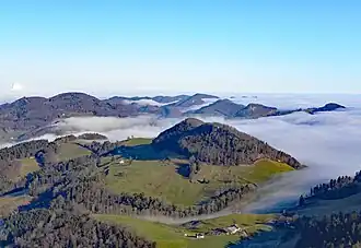 Ifleter Berg von Südwesten – Nebel auf der Südseite, der am rechten Bildrand über die Challhöchi zieht