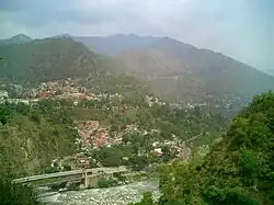 Die Stadt Chamba oberhalb des Ravi