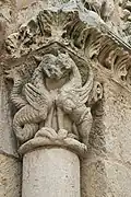 Kapitell am Portal
