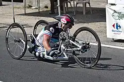 Handbikefahrer in kniender Position
