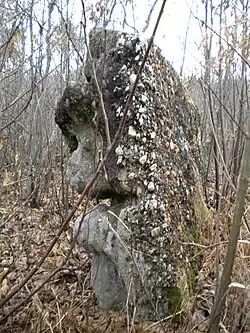 Der Menhir bei Champredon bestehend aus alttertiärem Konglomerat von Saint-Crépin-de-Richemont