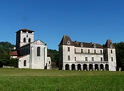 Ansicht des Parks, der Abteikirche (links) und des Abtshauses (rechts)