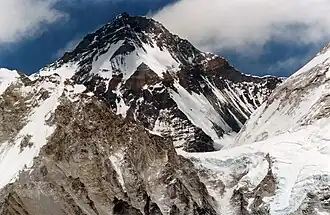 Changtse von Westsüdwest vom Kala Patthar (Nepal) aus, davor der Lho-La-Pass