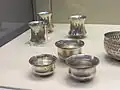 Hohe Becher und Näpfe