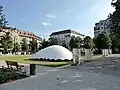Zentrale Wiese mit Forschungspavillon