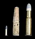von links nach rechts: Kleinkaliberpatrone (5,6 × 15 mm R), Chassepotpatrone (11 mm, Papierhülle), Graspatrone (11 × 59 mm R)