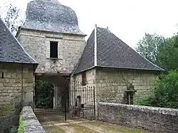 Eingang zum Schloss Wasigny