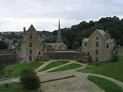 Der innere Hof mit der Tour Suriennes und der Tour Raoul; im Hintergrund die Kirche Saint-Sulpice
