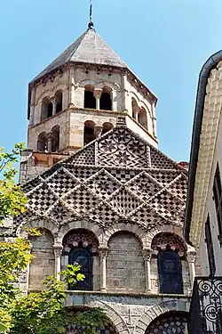 Rauten­dekor am Giebel des Südquer­hauses der St Julien, Chauriat, Auvergne
