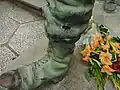 Rechter Unterschenkel mit Figur eines Motorradfahrers, für Ches Reise mit Alberto Granado