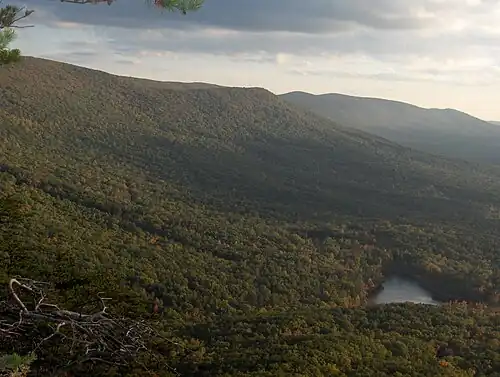 Der Cheaha Peak (linke Bildhälfte) mit dem Cheaha Lake