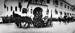 Nikolaus II. vor der Staatsbank von Nischni Nowgorod, 1896, Foto von Maksim Dmitriew