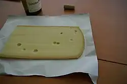 Eine Scheibe Gruyère français
