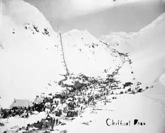 1898: Goldsucher steigen von Skagway auf dem Chilkoot Trail über den Chilkoot Pass zu den Goldfeldern