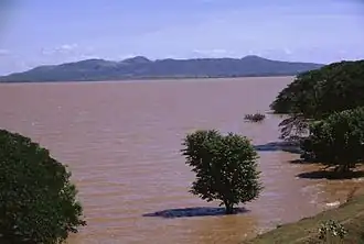 Die Halbinsel Chiltepe jenseits des Managua-Sees. Der horizontale Rand der Apoyeque-Caldera ist etwas rechts der Mitte sichtbar.