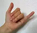 6 – der kleine Finger und der Daumen werden gespreizt, die anderen Finger geschlossen (ikonisch für 六, liù&nbsp;–&nbsp;„sechs“)