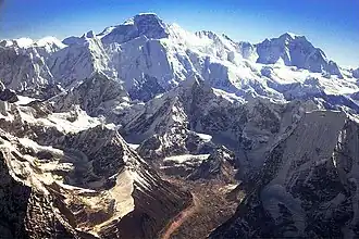 Der Jasemba ist die markante Spitze links auf dem Kamm unterhalb des Cho Oyu