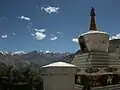 Chörten in Ladakh, im Hintergrund der Himalaya