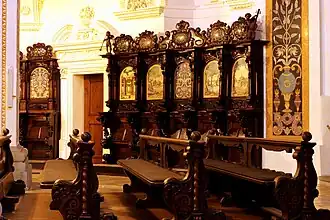 Die Dorsale[1] des Chorgestühls sowie die Eckpilaster (hier links) tragen Scagliola.