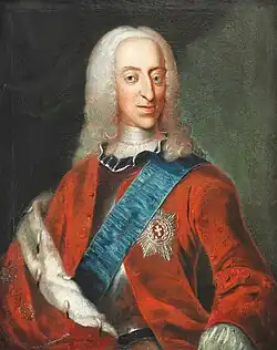 Das Gemälde zeigt einen Mann mit weißer Lockenperücke, der eine rote Uniformjacke mit einer blauen Schärpe und einem halb heruntergerutschten Hermelinmantel darüber trägt.