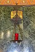 Ewiges Licht mit Kreuz, gehalten von den Schnäbeln zweier Tauben