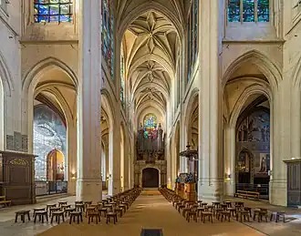 Blick durch das Langhaus nach Westen